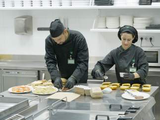 Empleados de la sección 'Listo para comer' de Mercadona preparan hamburguesas.