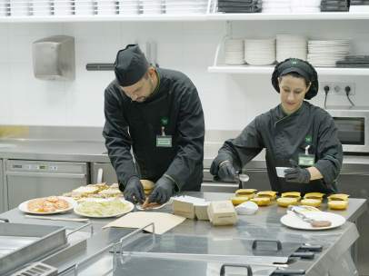 Empleados de la sección 'Listo para comer' de Mercadona preparan hamburguesas.