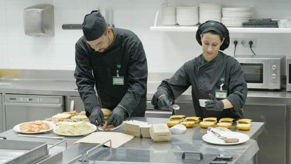 Empleados de la sección 'Listo para comer' de Mercadona preparan hamburguesas. Empleados de la sección 'Listo para comer' de Mercadona preparan hamburguesas.