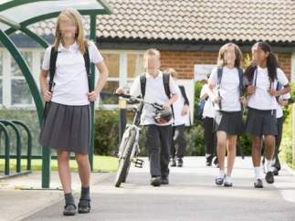 Uniforme escolar con falda