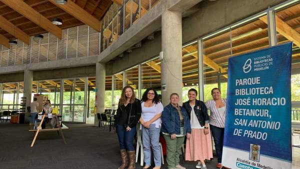 Asun Maestro (centro) visita el servicio de bibliotecas de Medellín Asun Maestro (centro) visita el servicio de bibliotecas de Medellín