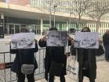 Manifestantes con foto de Roger Español ante la Ciutat de la Justícia.