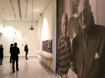 Fotografía de Pablo Picasso y Jaume Sabartés en una sala del Museu Picasso de Barcelona.