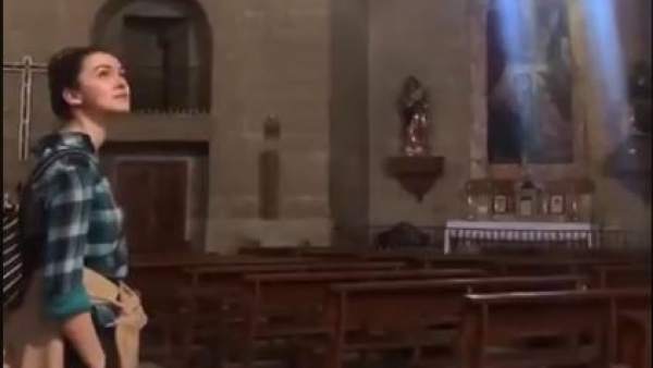 El vídeo de una chica cantando en una iglesia se vuelve viral El vídeo de una chica cantando en una iglesia se vuelve viral