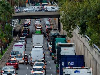 Una marcha lenta de transportistas causa retenciones en las rondas.