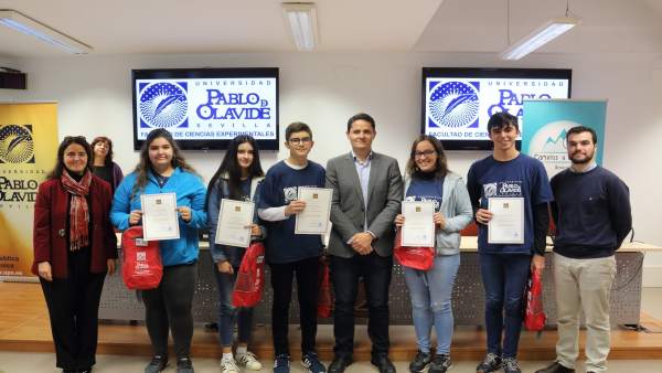 El alumnado del centro, con la acreditación del premio El alumnado del centro, con la acreditación del premio