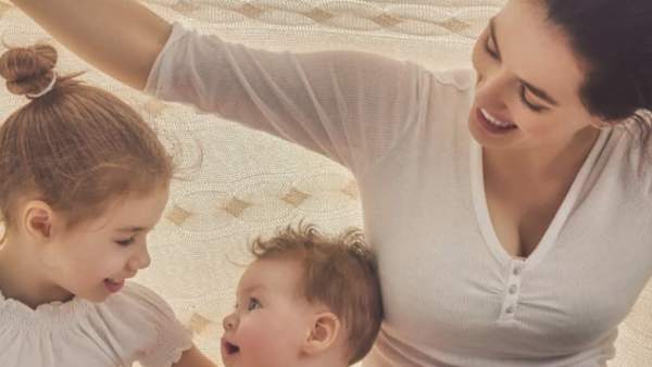 Madre con sus hijos Madre con sus hijos