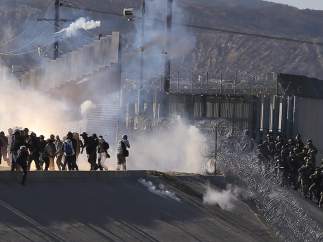 Centenares de migrantes tratan de cruzar la frontera en Tijuana