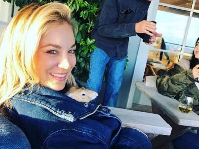 La actriz Kaley Cuoco con su conejo