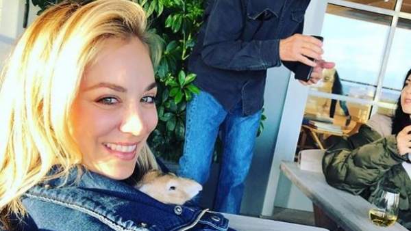 La actriz Kaley Cuoco con su conejo La actriz Kaley Cuoco con su conejo