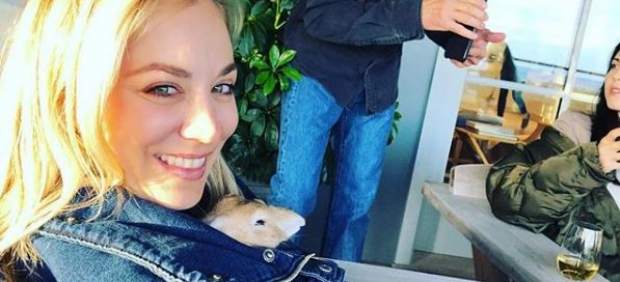 La actriz Kaley Cuoco con su conejo
