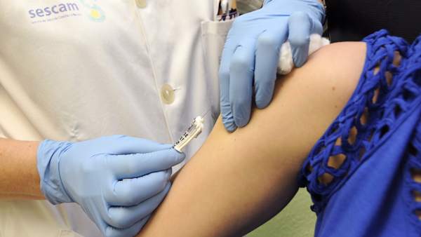 Una enfermera pone una inyección a un niño. Una enfermera pone una inyección a un niño.