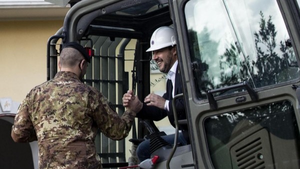 Imágenes de Matteo Salvini subido a la excavadora. Imágenes de Matteo Salvini subido a la excavadora.