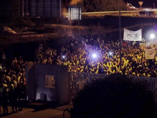 La protesta de los taxistas en la entrada de RTVE en Sevilla.