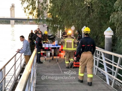 El momento en el que los Bomberos localizaron el cuerpo sumergido en el agua.