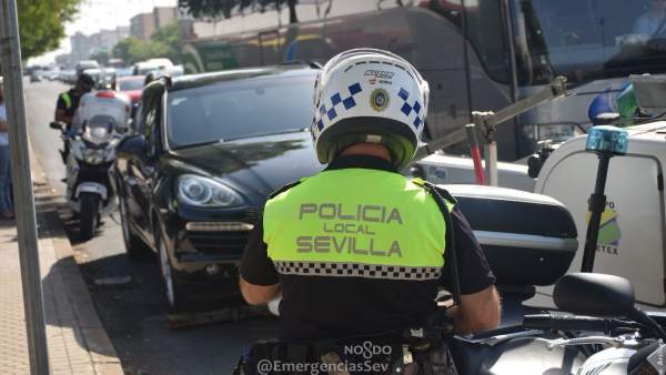 Agentes de la Policía Local inmoviliza un vehículo Agentes de la Policía Local inmoviliza un vehículo