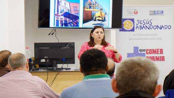 Una técnico de la Fundación Laboral de la Construcción en un momento del curso Una técnico de la Fundación Laboral de la Construcción en un momento del curso