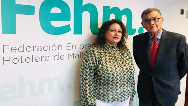 Firma del convenio entre la FEHM y la AECC Firma del convenio entre la FEHM y la AECC