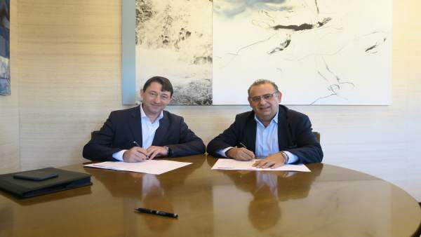 Alcalde de Calvià y asociaciones hoteleras firman un acuerdo Alcalde de Calvià y asociaciones hoteleras firman un acuerdo