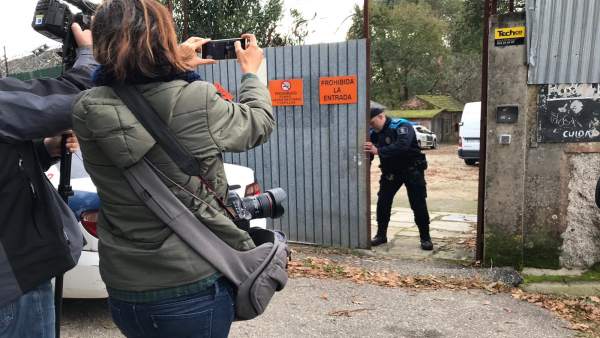 Las fuerzas de seguridad en la puerta de la pirotecnia de Baldráns. Las fuerzas de seguridad en la puerta de la pirotecnia de Baldráns.
