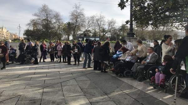 Concentración de personas con movilidad reducida en la plaza Alfonso XIII Concentración de personas con movilidad reducida en la plaza Alfonso XIII