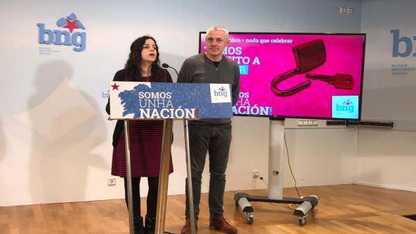Noa Presas y Bieito Lobeira, responsables del BNG, en la campaña del 6 dicie Noa Presas y Bieito Lobeira, responsables del BNG, en la campaña del 6 dicie