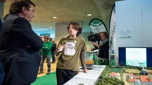 Fernández Vara visita un expositor de Expoenergea 2018 Fernández Vara visita un expositor de Expoenergea 2018