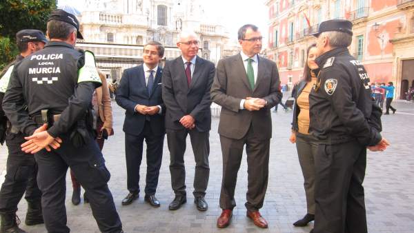 Ballesta En La Presentación Policía De Ocio Ballesta En La Presentación Policía De Ocio