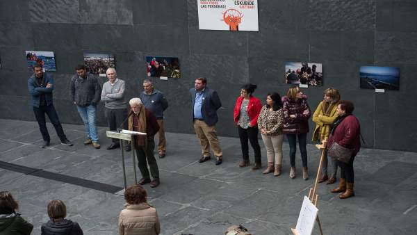 Inauguración de la exposición sobre las migraciones en el Parlamento foral Inauguración de la exposición sobre las migraciones en el Parlamento foral