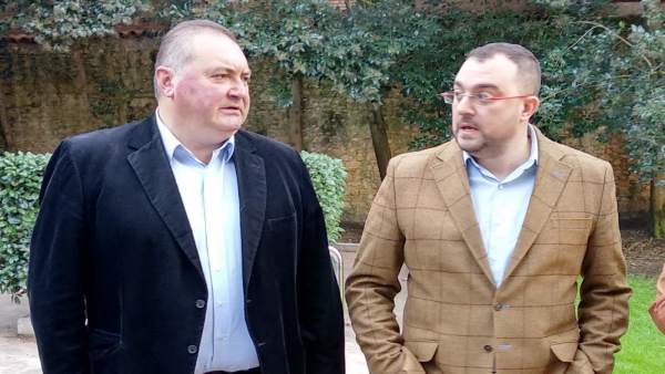 Ramón Argüelles (IU) y Adrián Barbón (FSA-PSOE) Ramón Argüelles (IU) y Adrián Barbón (FSA-PSOE)