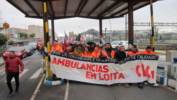 Manifestación de trabajadores de las ambulancias en Santiago Manifestación de trabajadores de las ambulancias en Santiago