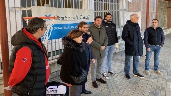 Acto de entrega de material de baloncesto en el CEIP Miguel Íscar. 28-11-18 Acto de entrega de material de baloncesto en el CEIP Miguel Íscar. 28-11-18