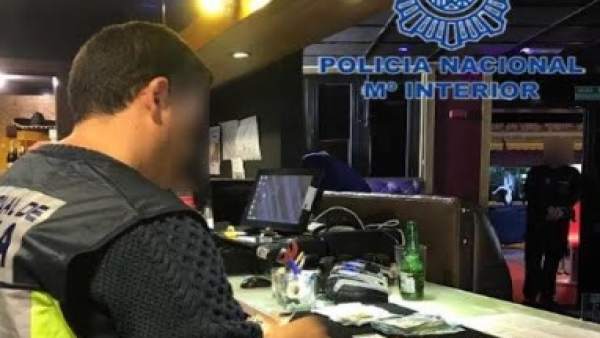 Desmantellen una organització que va estafar 53.000 euros a clients d'un club de cites a Benidorm Desmantellen una organització que va estafar 53.000 euros a clients d'un club de cites a Benidorm