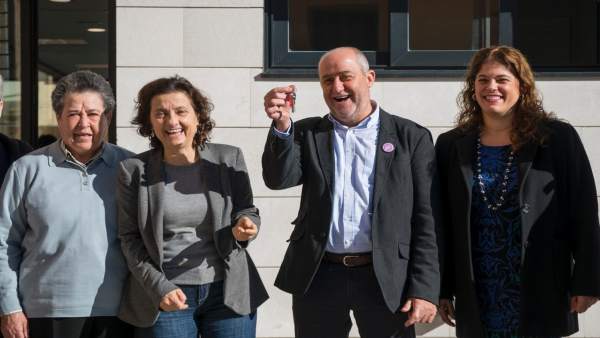 Santiago entrega las llaves del nuevo centro de día a Canyelles Santiago entrega las llaves del nuevo centro de día a Canyelles