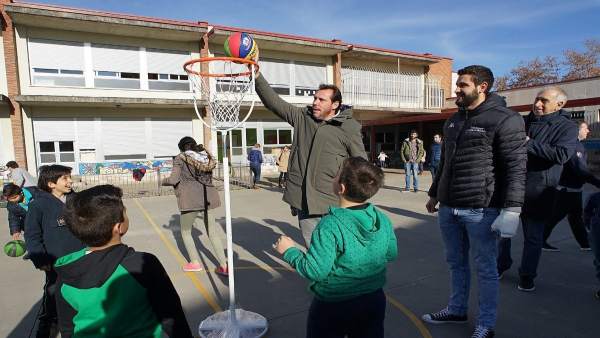 El alcalde juega al baloncesto con niños del colegio Miguel Íscar. 28-11-18 El alcalde juega al baloncesto con niños del colegio Miguel Íscar. 28-11-18