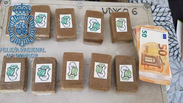 Droga intervenida en el piso. Droga intervenida en el piso.