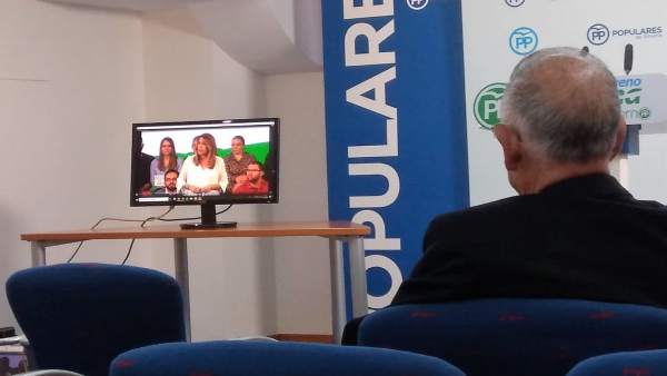 Gabriel Amat (PP) observa un vídeo de Susana Díaz en Roquetas Gabriel Amat (PP) observa un vídeo de Susana Díaz en Roquetas
