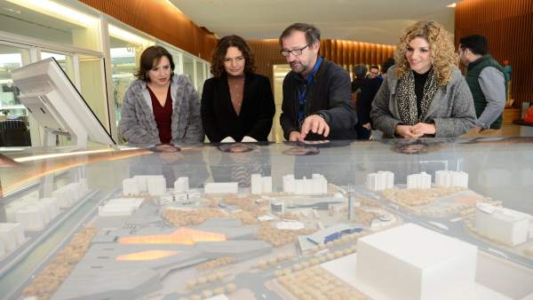 Visita de Lina Gálvez al Parque de las Ciencias Visita de Lina Gálvez al Parque de las Ciencias