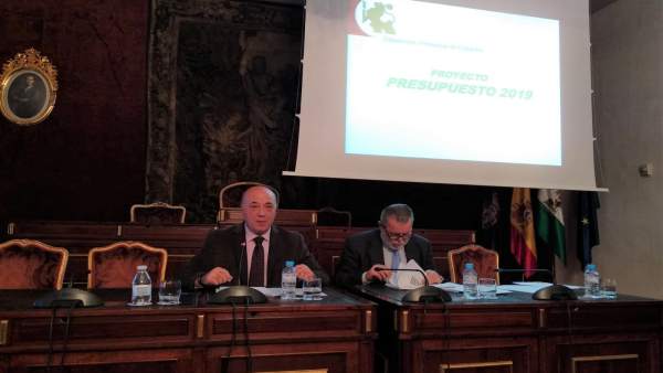 Ruiz (izda.) y Blanco presentan el proyecto de presupuestos para 2019 Ruiz (izda.) y Blanco presentan el proyecto de presupuestos para 2019