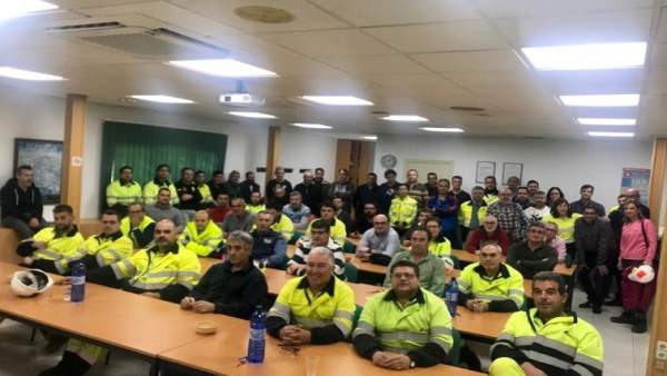 Asamblea de trabajadores de Cemex en Gádor Asamblea de trabajadores de Cemex en Gádor