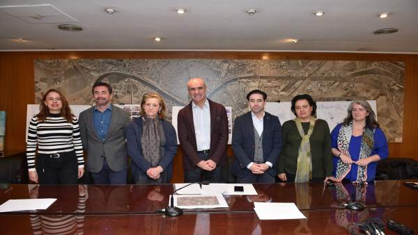 Muñoz, rodeado representantes de vecinos y empresas Muñoz, rodeado representantes de vecinos y empresas