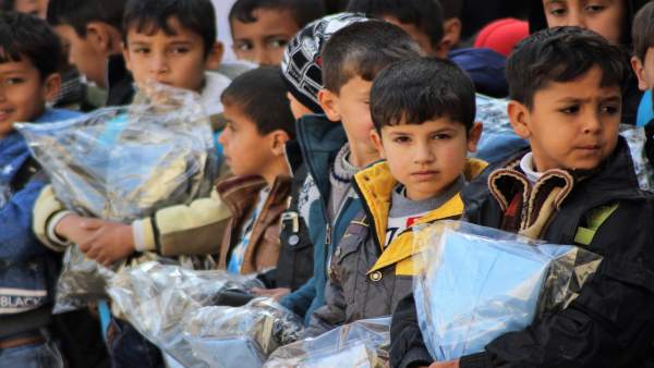 Reparto de ayuda a niños Reparto de ayuda a niños