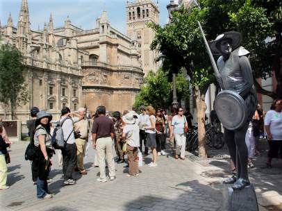 Turistas recorriendo Sevilla