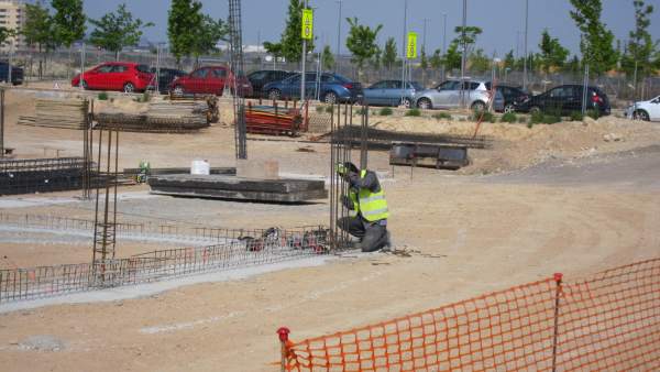 Un Obrero Trabaja En Una Construcción En Zaragoza Un Obrero Trabaja En Una Construcción En Zaragoza