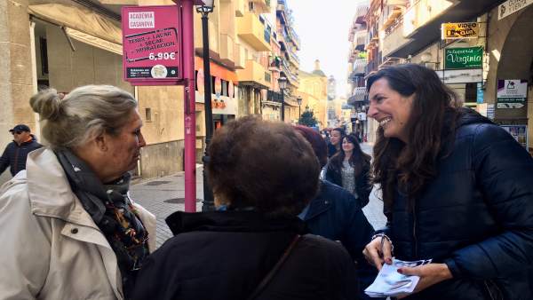 Loles López, en un reparto electoral. Loles López, en un reparto electoral.
