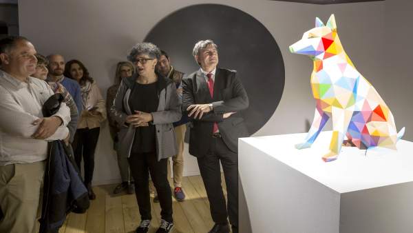 Fernández Mañanes y Marta Sainz de la Maza junto a la escultura de OKUDA Fernández Mañanes y Marta Sainz de la Maza junto a la escultura de OKUDA