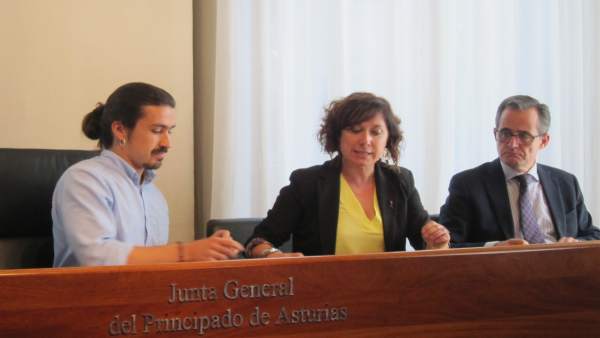Los diputados Andrés Fernández Vilanova (Podemos) y Carmen Eva Pérez (PSOE) Los diputados Andrés Fernández Vilanova (Podemos) y Carmen Eva Pérez (PSOE)