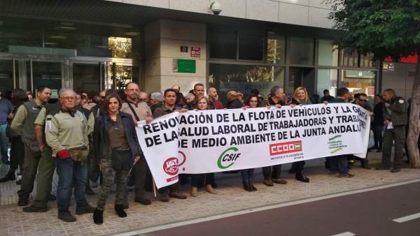 Concentración para exigir la renovación de vehículos en Medio Ambiente Concentración para exigir la renovación de vehículos en Medio Ambiente