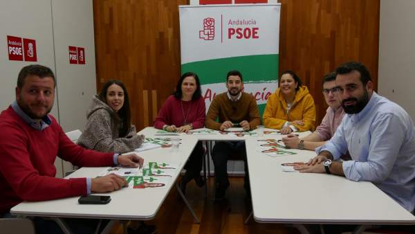Reifs (centro, al fondo) y Vioque (izda.) en la sede del PSOE Reifs (centro, al fondo) y Vioque (izda.) en la sede del PSOE