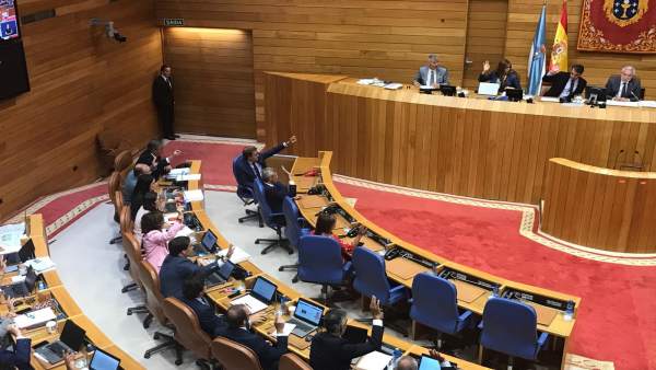 El Parlamento vota a mano alzada al estropearse el botón El Parlamento vota a mano alzada al estropearse el botón